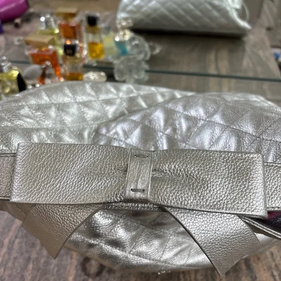 Brighton “My Flat in London” Queen Bee Leather Silver Quilted Tote I ❤️OFFERS!